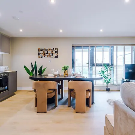 Luxury 2 Bed With Balcony & Free Parking *