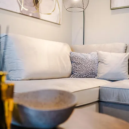 Luxury With Balcony & Parking * Leeds (West Yorkshire)