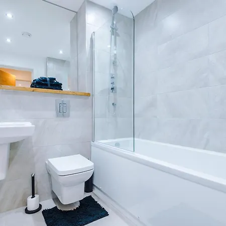 Luxury 2 Bed With Balcony & Free Parking Apartamento *