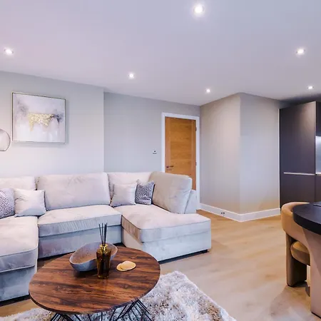 Luxury With Balcony & Parking * Λιντς