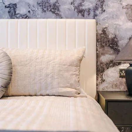 Luxury 2 Bed With Balcony & Free Parking *