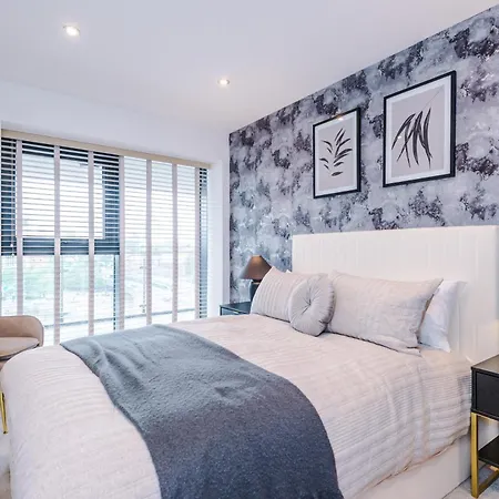 Luxury With Balcony & Parking Λιντς