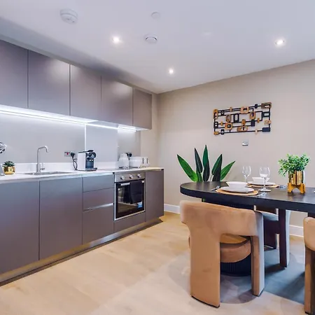 Luxury 2 Bed With Balcony & Free Parking