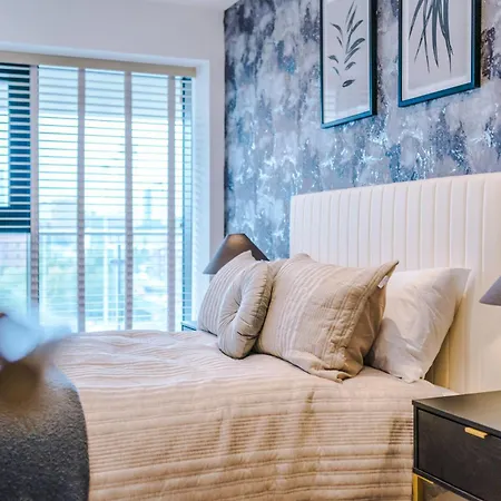 Luxury 2 Bed With Balcony & Free Parking