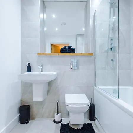 Luxury 2 Bed With Balcony & Free Parking