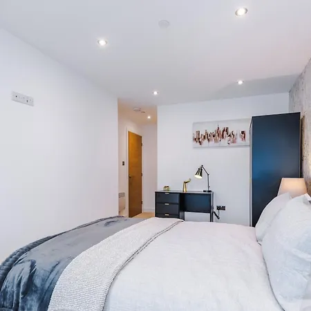 Luxury 2 Bed With Balcony & Free Parking Apartamento *