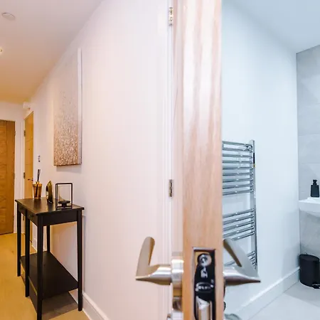 Luxury 2 Bed With Balcony & Free Parking Apartamento *