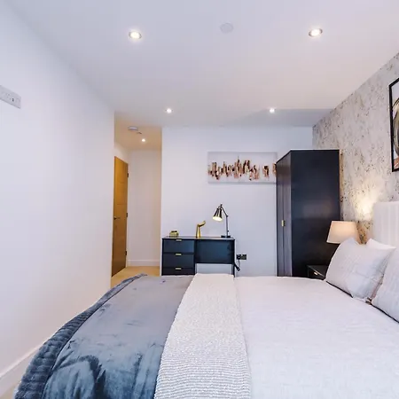 Luxury 2 Bed With Balcony & Free Parking Apartamento *