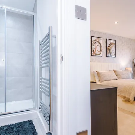 Apartamento Luxury 2 Bed With Balcony & Free Parking *