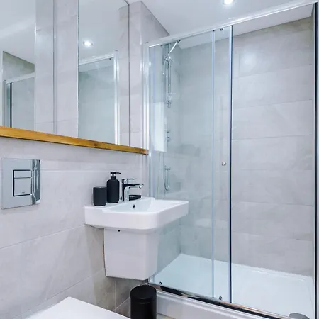 Luxury With Balcony & Parking * Leeds (West Yorkshire)