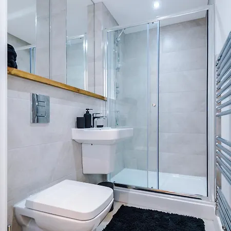 Luxury With Balcony & Parking Leeds (West Yorkshire)