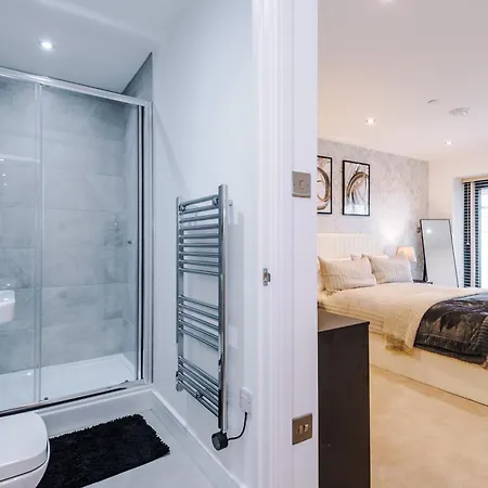Luxury 2 Bed With Balcony & Free Parking Apartamento