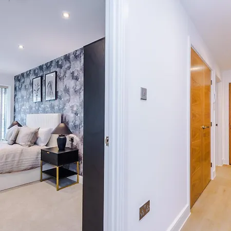 Luxury 2 Bed With Balcony & Free Parking *
