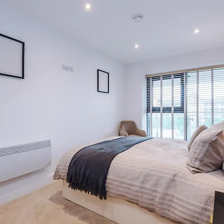 Luxury 2 Bed With Balcony & Free Parking *