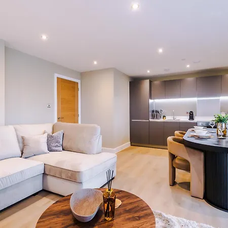 Luxury 2 Bed With Balcony & Free Parking *
