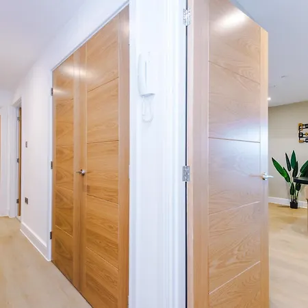 Luxury 2 Bed With Balcony & Free Parking Apartamento *
