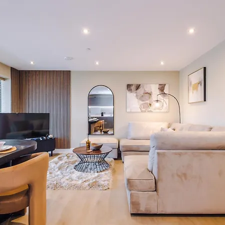 Luxury 2 Bed With Balcony & Free Parking Apartamento