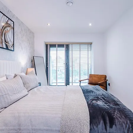 Luxury 2 Bed With Balcony & Free Parking