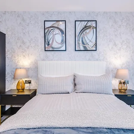 Luxury 2 Bed With Balcony & Free Parking Apartamento