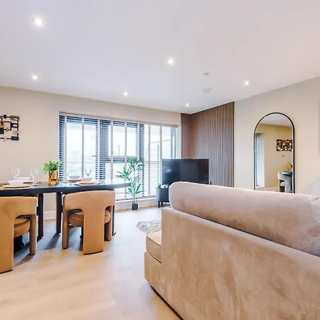 Luxury With Balcony & Parking * Λιντς