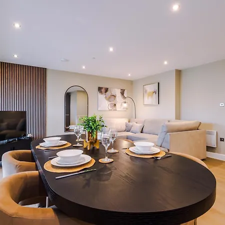 Luxury 2 Bed With Balcony & Free Parking Apartamento *