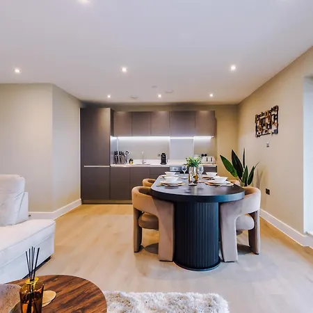 Luxury 2 Bed With Balcony & Free Parking Apartamento *