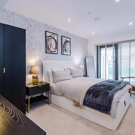 Luxury With Balcony & Parking * Λιντς