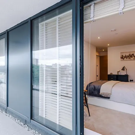 Luxury 2 Bed With Balcony & Free Parking *