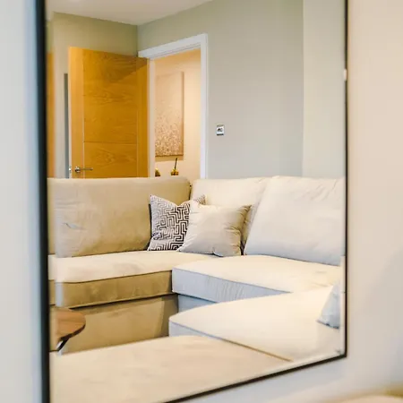 Luxury 2 Bed With Balcony & Free Parking