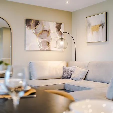 Luxury 2 Bed With Balcony & Free Parking *