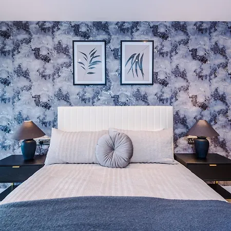 Luxury 2 Bed With Balcony & Free Parking