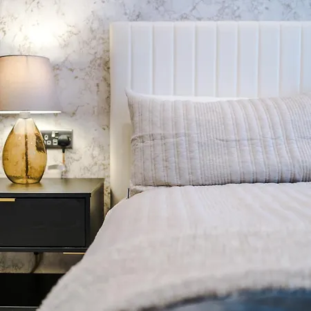 Luxury With Balcony & Parking * Λιντς