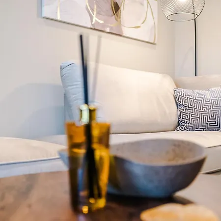Luxury 2 Bed With Balcony & Free Parking