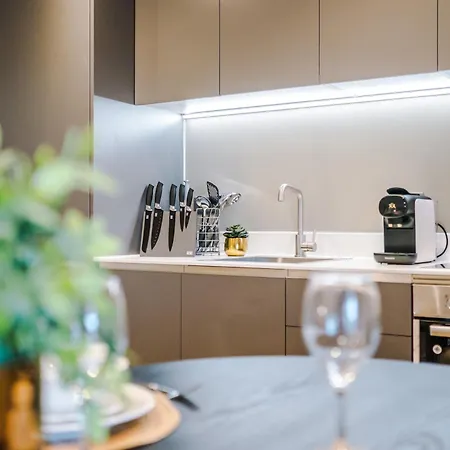 Luxury 2 Bed With Balcony & Free Parking *