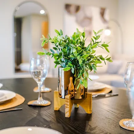 Luxury 2 Bed With Balcony & Free Parking Apartamento *