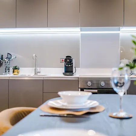 Luxury 2 Bed With Balcony & Free Parking Apartamento *