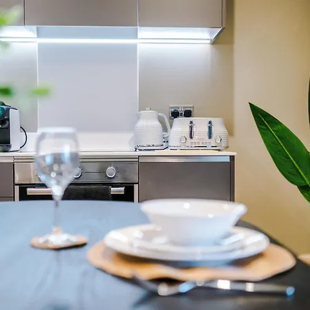 Luxury 2 Bed With Balcony & Free Parking
