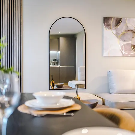 Luxury 2 Bed With Balcony & Free Parking