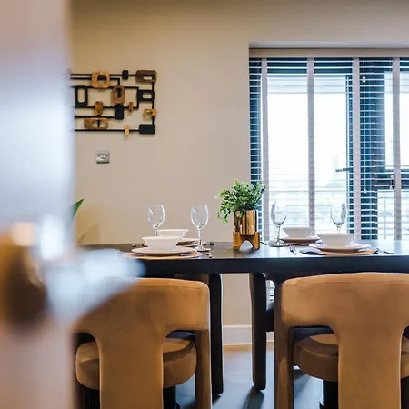 Luxury With Balcony & Parking Λιντς