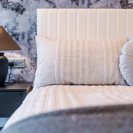 Luxury 2 Bed With Balcony & Free Parking *