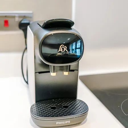 Luxury With Balcony & Parking リーズ