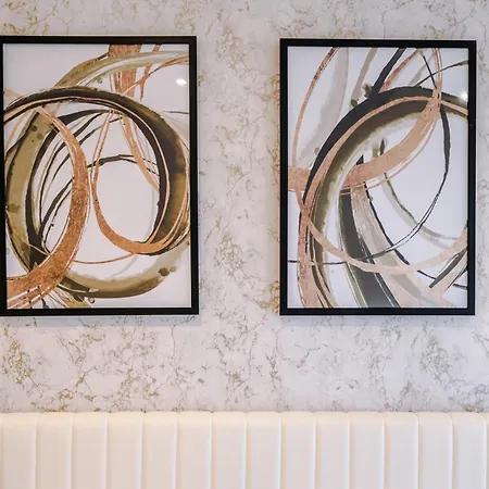 Luxury With Balcony & Parking リーズ